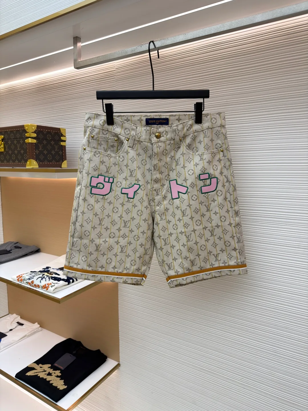 LOUIS VUITTON full stamp shorts ●Item number: 1681122-A45 ●Material: denim fabric ●Technology: jacquard production ●Version: fitted version ●Weight: about 405 grams ●Size: S-M-L-XL ●Description: The fabric is made of baseball, with foam logo embellishment on the left chest, chapter embroidery technology, pink chapter logo patch embroidery decoration on the front and back, with striped suede edging, curved hem casual and versatile, retro copper-colored hardware buckle at the hem, the overall routing is straight and delicate, the fabric is comfortable and soft, the color is consistent and no color difference. It can be matched with the same style to create a fashionable look, control various occasions, customized accessories, complete three labels, the same style for men and women!